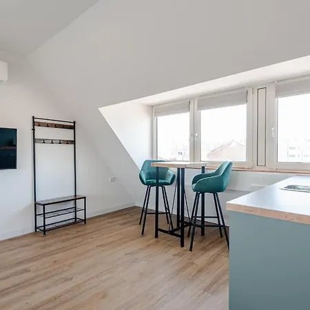 Albatros Aan Zee - *