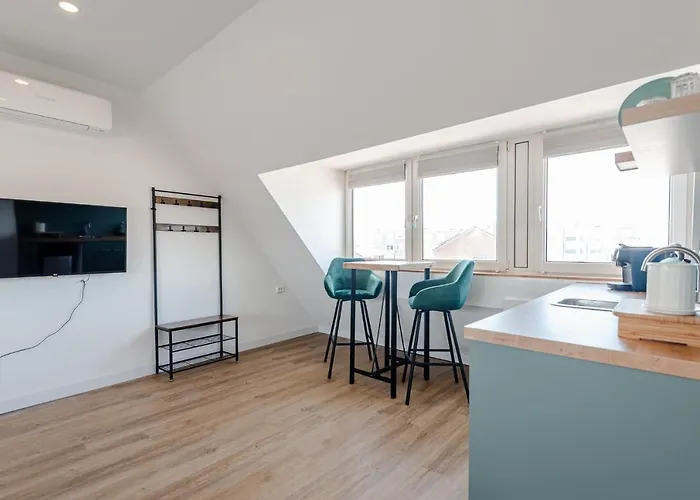 Albatros Aan Zee - *